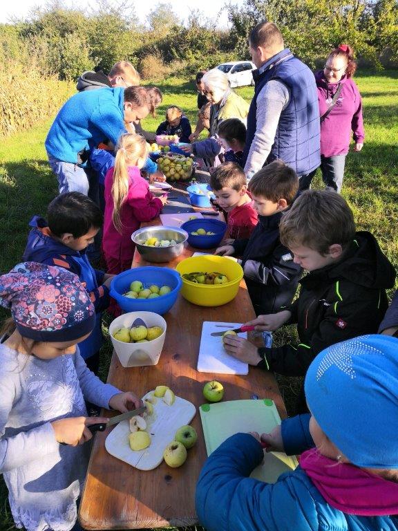 Foto vom Äpfel schneiden