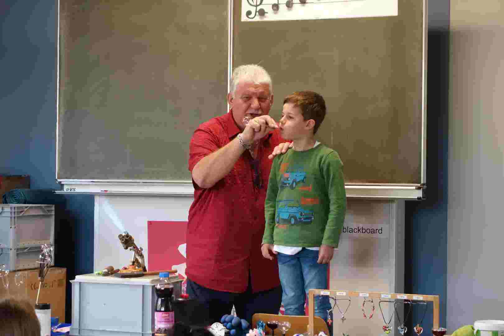 Julian bläst eine Kugel